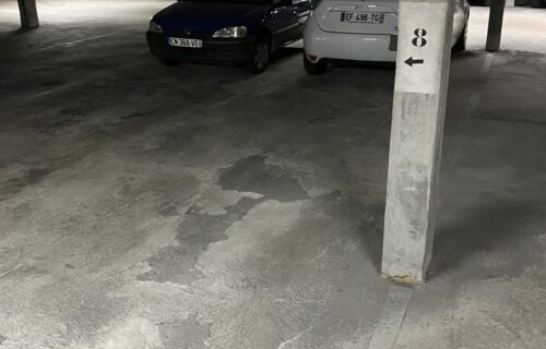 Parking sécurisé à proximité rocade et station de métro.