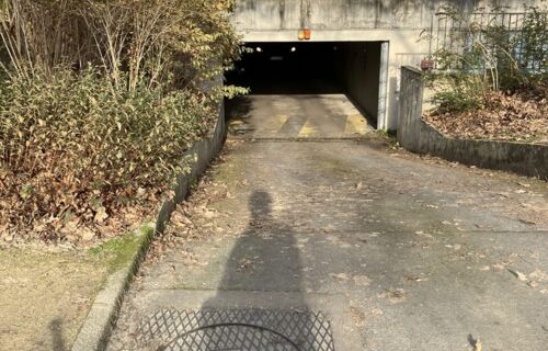Parking sécurisé à proximité rocade et station de métro.