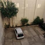 Place de stationnement extérieur avec porte de garage